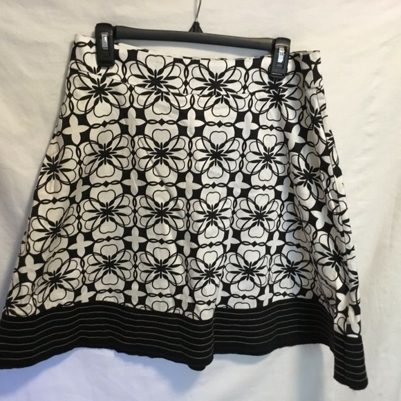 My Michelle Dresses & Skirts - My Michelle Womens Sz 11 Black White Skirt Floral Flare 21 in Length